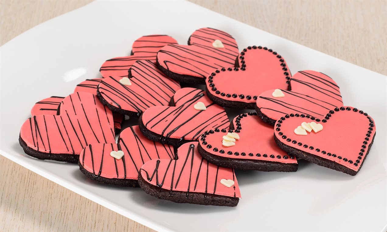 Ricetta Biscotti di San Valentino al cioccolato con decorazioni in pasta di  zucchero